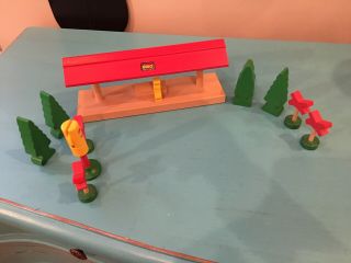 Brio Train Station Person Trees Stop And Go Light Railroad Crossing Signs